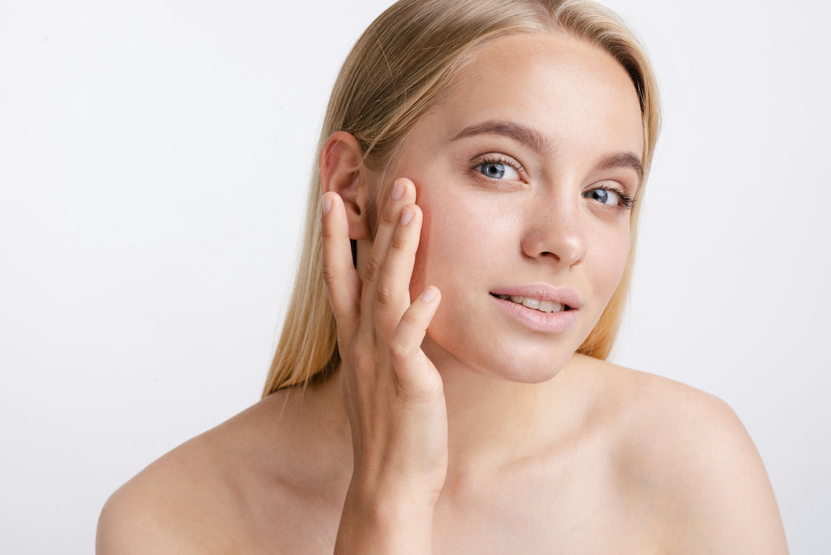 devushka-smotrit-na-litso.jpg devushka-smotrit-na-litso.jpg