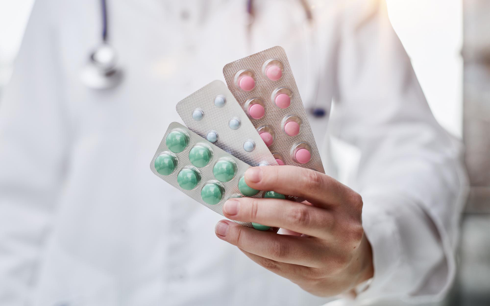 vrach-derzhit-tabletki.jpg vrach-derzhit-tabletki.jpg