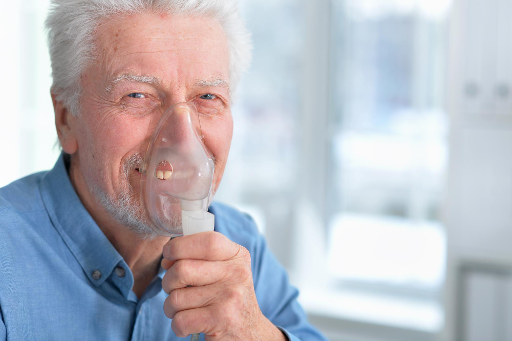 pozhiloy-muzhchina-s-ingalyatorom.jpg pozhiloy-muzhchina-s-ingalyatorom.jpg