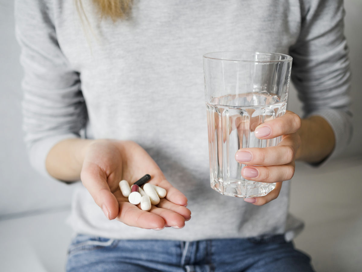 zhenschina-pjot-tabletki.jpg zhenschina-pjot-tabletki.jpg